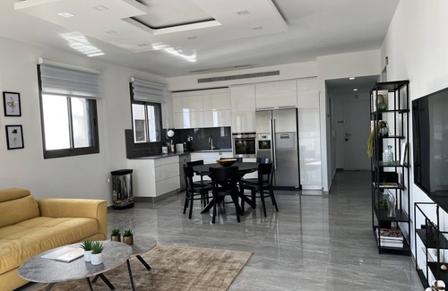 Tel Aviv Promenade Appartement | Near Beach & Market Beautiful 4 Bedroom Apartment