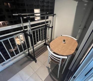 Kapitolyo Appartement | Near Bgc 1Br Wi-Fi Netflix balcony skyline