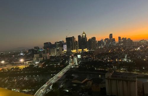 Kapitolyo Appartement | Near Bgc 1Br Wi-Fi Netflix balcony skyline