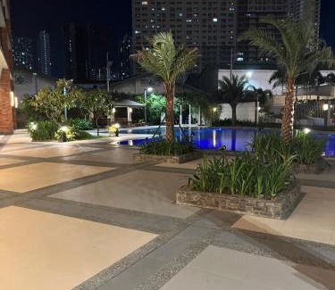 Kapitolyo Appartement | Near Bgc 1Br Wi-Fi Netflix balcony skyline