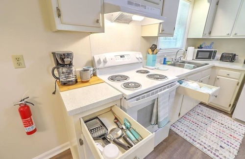 Goose Creek Maison | Near Charleston 3 Bed w/Fenced Yard Near Beach!