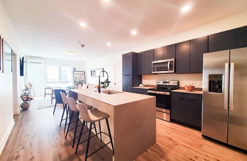 Franklin Park Appartement | Near downtown Columbus with WiFi, AC, fitness room, restaurants, and parks.