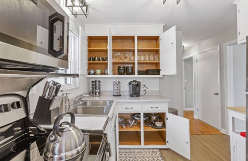 Sharon Heights Maison | Near Downtown Home, Dogs allowed, Easy Private Parking, Big Yard, Patio,