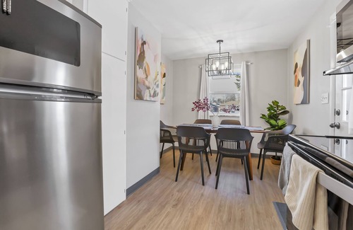 Sharon Heights Maison | Near Downtown Home, Dogs allowed, Easy Private Parking, Big Yard, Patio,