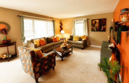 Kalamazoo Maison | NEAR DOWNTOWN & WMU large beautiful home, backyard