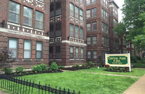 DeBaliviere Place Appartement | Near Forest Park, WashU, BJ Hospital, CWE 2BR W&D