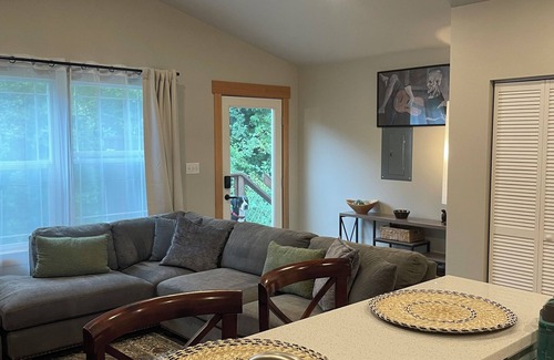 Geneva Appartement | Near Galbraith Mt. and Whatcom Falls. New apartment ready to be enjoyed.