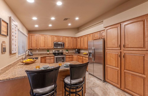 East Mesa Maison | Near Golf & Trails, Htd POOL, Spa, Putt Green, Fire Pit, Patio TV, Poker & Pool Tables