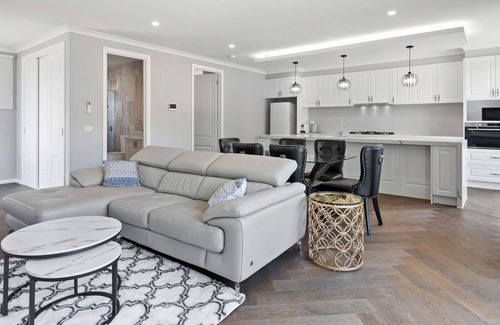 Notting Hill Maison | Near Monash Uni & Shops - Contemporary 4-Bed Home