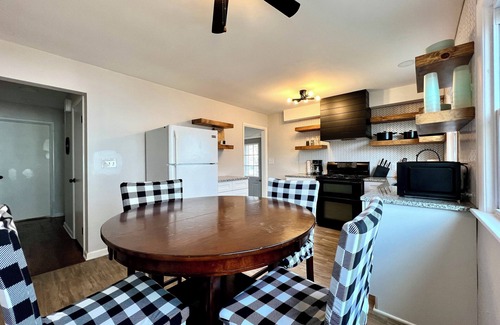 DeKalb Maison | NEAR NIU & Downtown Dekalb! Sleeps 12, Wet Bar, Foosball, & PET-FRIENDLY!