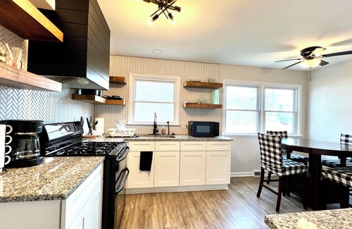 DeKalb Maison | NEAR NIU & Downtown Dekalb! Sleeps 12, Wet Bar, Foosball, & PET-FRIENDLY!