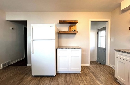 DeKalb Maison | NEAR NIU & Downtown Dekalb! Sleeps 12, Wet Bar, Foosball, & PET-FRIENDLY!
