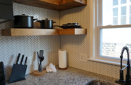 DeKalb Maison | NEAR NIU & Downtown Dekalb! Sleeps 12, Wet Bar, Foosball, & PET-FRIENDLY!