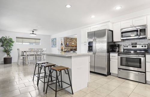 Papago Parkway Maison | Near Old Town Scottsdale,Tempe and ASU. Amazing pool and yard - 3 br - Sleeps 10