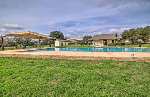 San Antonio Maison | Near SeaWorld! Modern Family Home with Pool Access