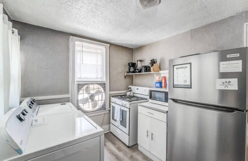 Vollintine-Evergreen Maison | Near Shopping & Dining- Magic in Midtown- Unit B