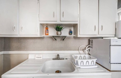 Vollintine-Evergreen Maison | Near Shopping & Dining- Magic in Midtown- Unit B