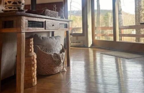 Canaan Maison | Near Skiing! Hot Tub, Wood Stove, Pool Table, & Theater Room. Pet friendly!