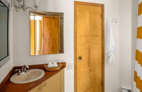 Canaan Maison | Near Skiing! Hot Tub, Wood Stove, Pool Table, & Theater Room. Pet friendly!