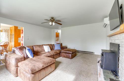 Carnation Maison | Near Snoqualmie River Pet-Friendly Gem, Fire Pit