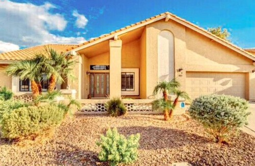 Avondale Maison | Near State Farm, Spring Training, NASCAR and more-Lakefront with Private Pool!!