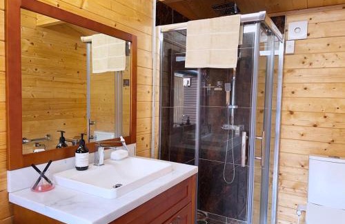 Mangere Maison | Near the Airport Cozy Cabin Style Entire Tiny Home