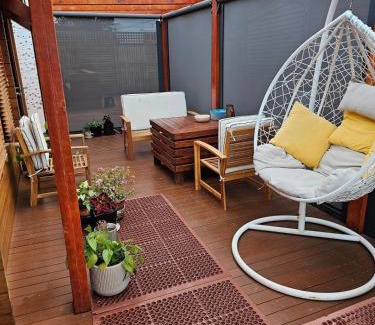 Mangere Maison | Near the Airport Cozy Cabin Style Entire Tiny Home