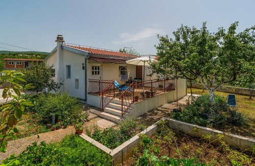 Srijane Maison | Near the river Cetina awaits you this practical cottage with vegetable garden.
