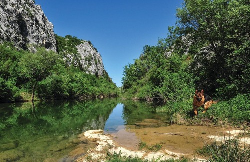 Srijane Maison | Near the river Cetina awaits you this practical cottage with vegetable garden.