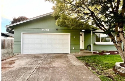 Springfield Maison | Near U of O, pets welcome!