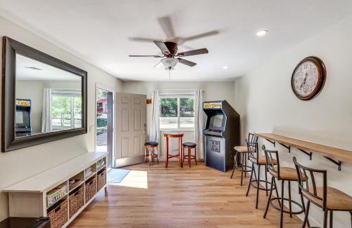 Pinetop-Lakeside Maison | Near Woodland Lake Park Home with Fire Pit!