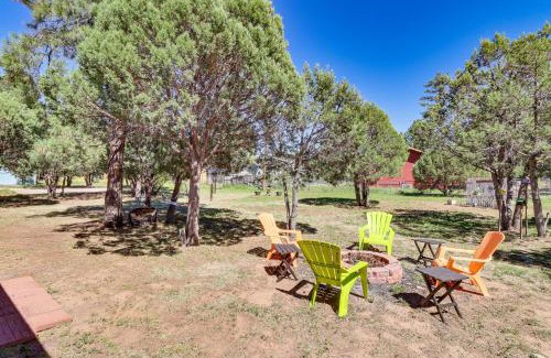 Pinetop-Lakeside Maison | Near Woodland Lake Park Home with Fire Pit!