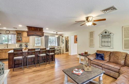 Pinetop-Lakeside Maison | Near Woodland Lake Park Home with Fire Pit!