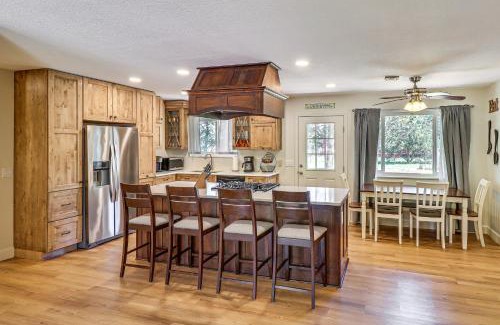 Pinetop-Lakeside Maison | Near Woodland Lake Park Home with Fire Pit!