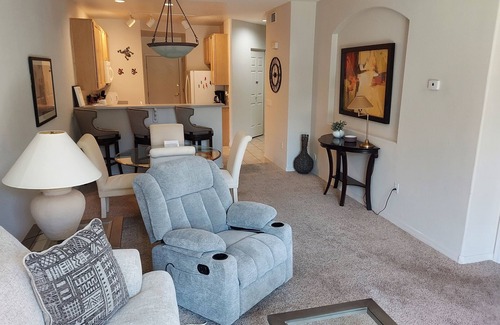 Superstition Lakes Copropriété | Nearby golf course, restaurants, shopping, hospitals, and freeway access!