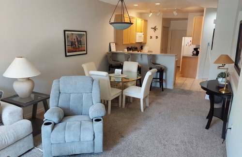 Superstition Lakes Copropriété | Nearby golf course, restaurants, shopping, hospitals, and freeway access!