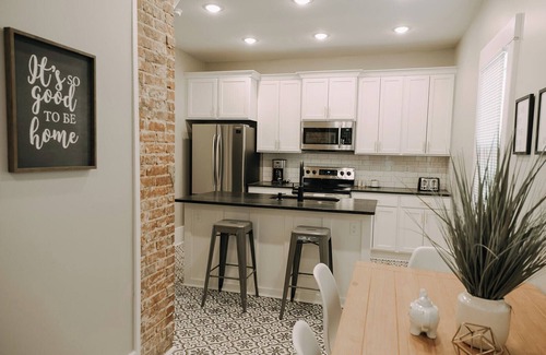 College Hill Maison | Nearby Wichita's Best! In Home W&D + Fenced Yard.