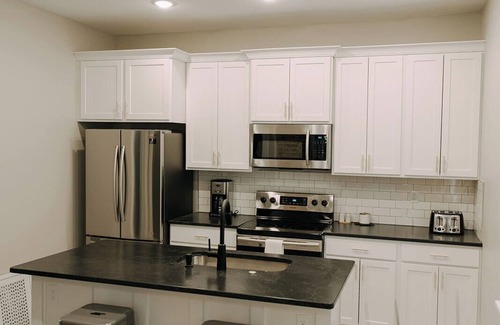 College Hill Maison | Nearby Wichita's Best! In Home W&D + Fenced Yard.