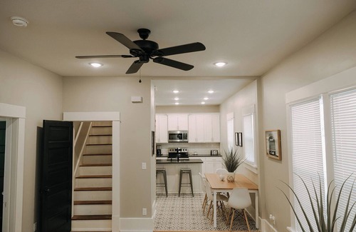 College Hill Maison | Nearby Wichita's Best! In Home W&D + Fenced Yard.