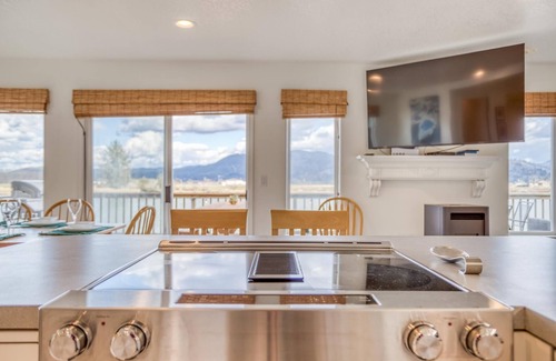 Nehalem Maison | Nehalem Riverfront Home has Private Dock, Ten Minutes to the Beach in Manzanita!