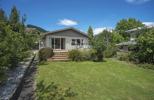Nelson South Maison | Nelson City Sanctuary - Affordable, Cozy, Retro-styled Holiday Home