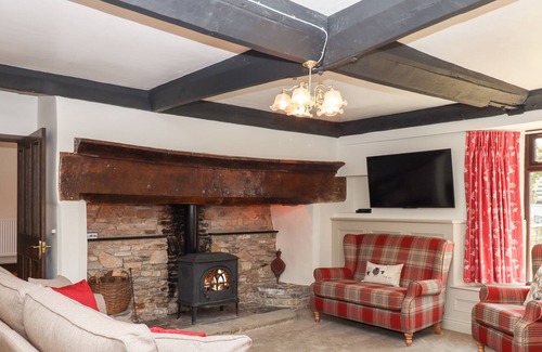 Compton Martin Maison | NEMPNETT FARMHOUSE, pet friendly, with hot tub in Blagdon