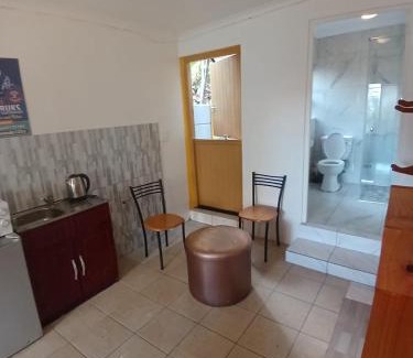 Ottery Appartement | Neo & Ruks Guest Houses Boston Belleville 5