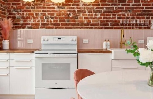 Golden Triangle Appartement | Neon Swan Art Suite 206