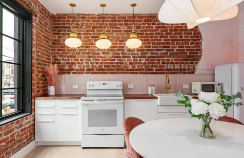 Golden Triangle Appartement | Neon Swan Art Suite 206