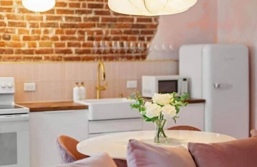 Golden Triangle Appartement | Neon Swan Art Suite 206