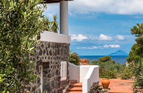 Vulcanello Villa | BLACK OF ASH, VILLA DE STYLE ÉOLIEN À L'ÎLE DE VULCANO