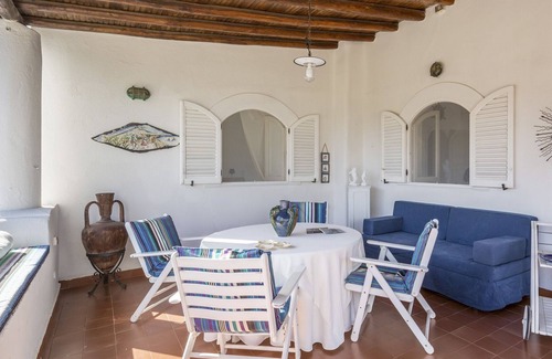 Vulcanello Villa | BLACK OF ASH, VILLA DE STYLE ÉOLIEN À L'ÎLE DE VULCANO