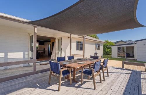Cooks Beach Maison | Nest by the Beach - Cooks Beach Holiday Home