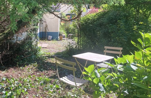 Le Roeulx Lit Et Petit-Déjeuner | Habitation nichée dans un bois,à 5 minutes des autoroutes E19 et E42